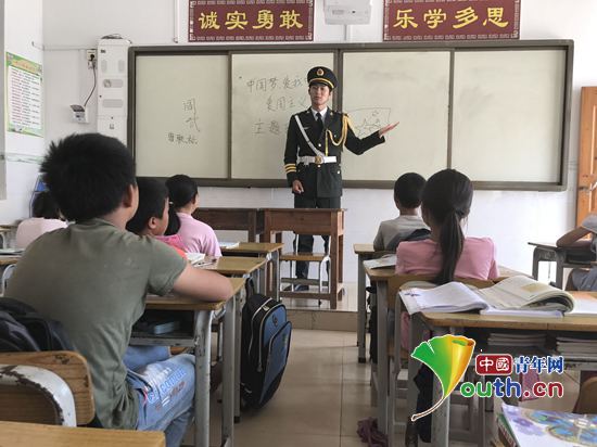 太阳集团城网站2017国旗班成员为公安镇里太完小同学们开展爱国主义教育课。太阳集团城网站2017研支团 供图