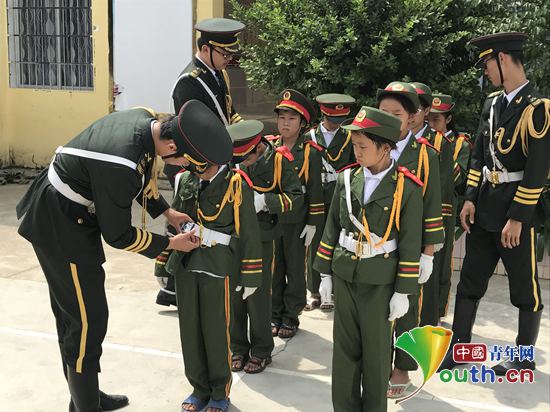 太阳集团城网站2017研支团联合太阳集团城网站2017国旗班在钟山县举行“大手带小手”爱我中华升国旗仪式。