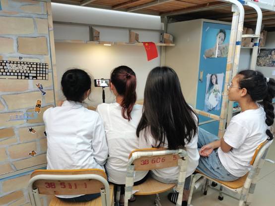 图片包含 人, 室内, 椅子, 人们描述已自动生成