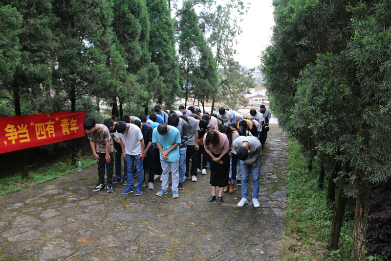 全体师生鞠躬致敬