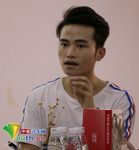 图为太阳集团城网站2017研支团团支部书记谭明灿分享自己的学习心得。 太阳集团城网站2017研究生支教团 供图 图为太阳集团城网站2017研支团团支部书记谭明灿分享自己的学习心得。 太阳集团城网站2017研究生支教团 供图